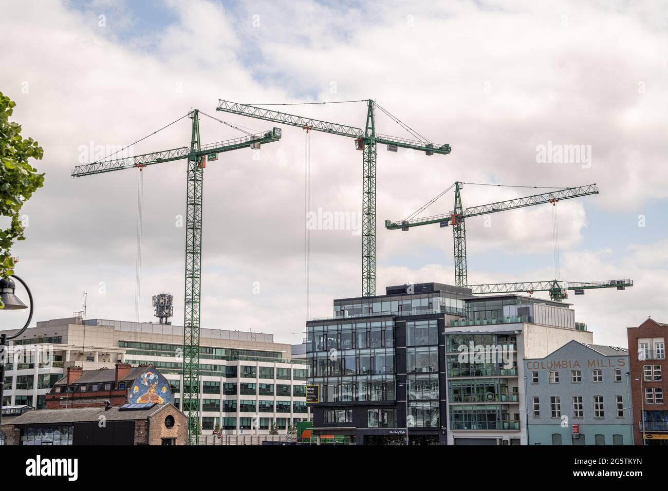 Costruzione di gru sui Docklands di Dublino Foto Stock