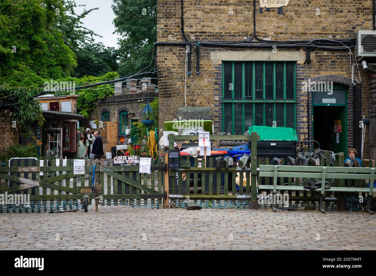 Gli edifici e la casa colonica in Hackney City Farm. Foto Stock