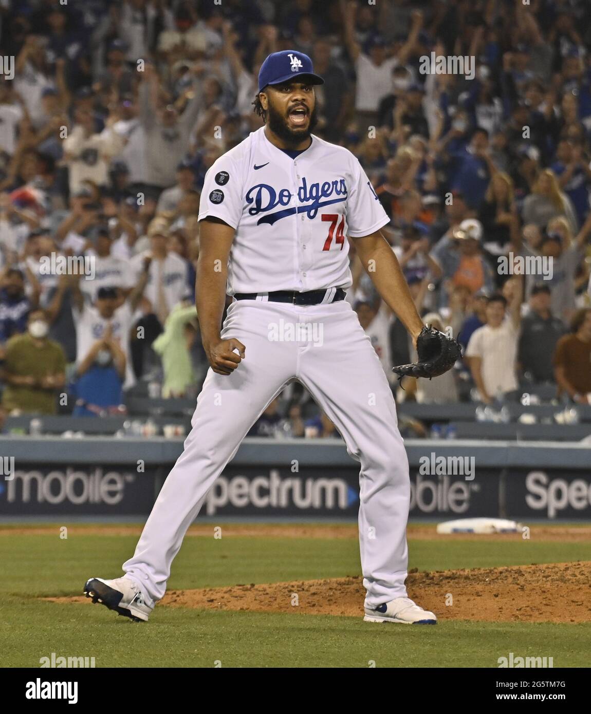 Los Angeles, Stati Uniti. 30 giugno 2021. Il lanciatore di chiusura di Los Angeles Dodgers Kenley Jansen reagisce dopo essere scappato da una marmellata a due contro una per preservare la vittoria, spostando le partite di Dodgers 1.5 nella NL West. I Dodgers sconfissero i Giants 3-1 per la sweep. Foto di Jim Ruymen/UPI Credit: UPI/Alamy Live News Foto Stock