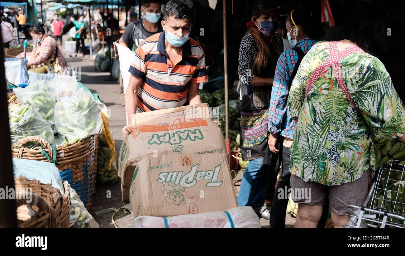 Klong Toey Market Wholesale Wet Market Bangkok Thailandia il più grande centro di distribuzione alimentare nel sud-est asiatico Foto Stock