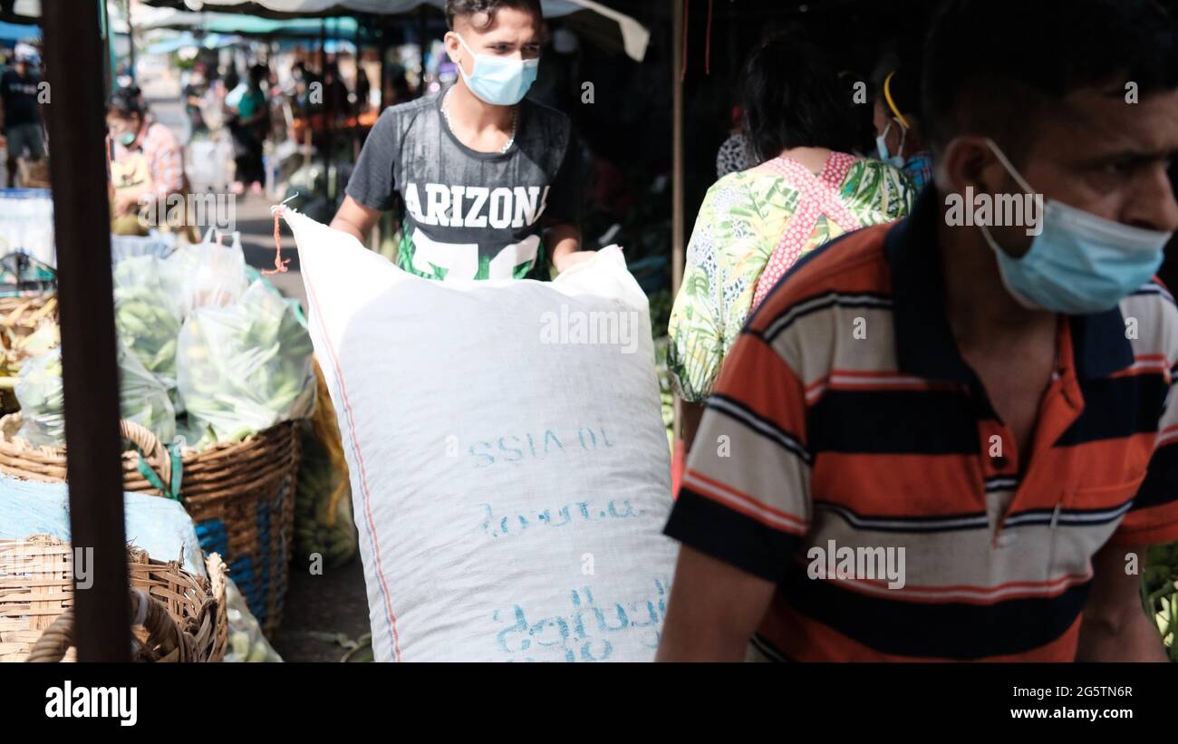 Klong Toey Market Wholesale Wet Market Bangkok Thailandia il più grande centro di distribuzione alimentare nel sud-est asiatico Foto Stock