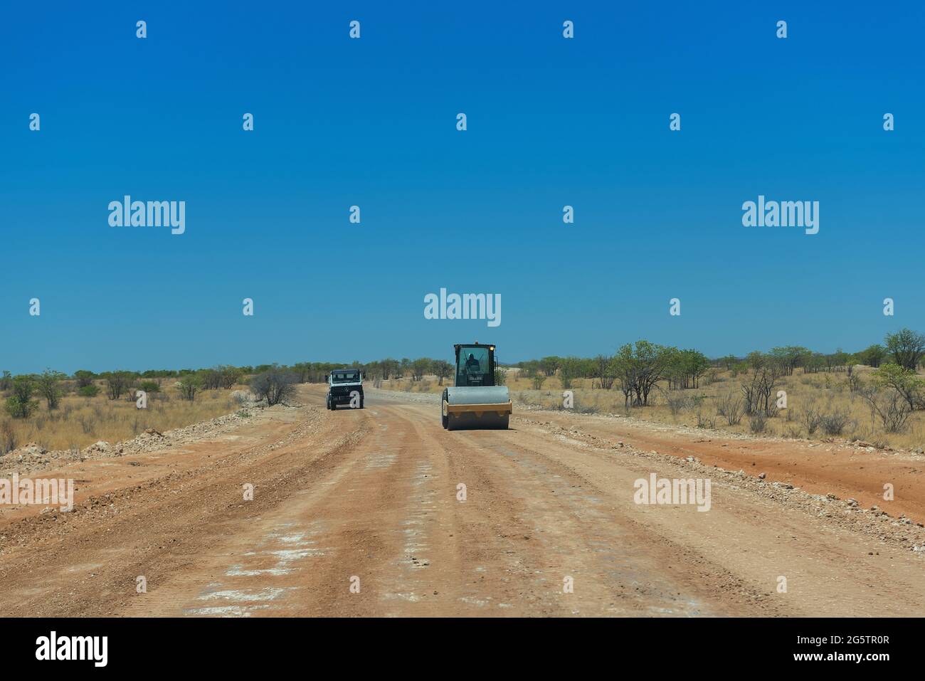 Lavori di riparazione su una strada sterrata nei Monti Erongo, Namibia Foto Stock
