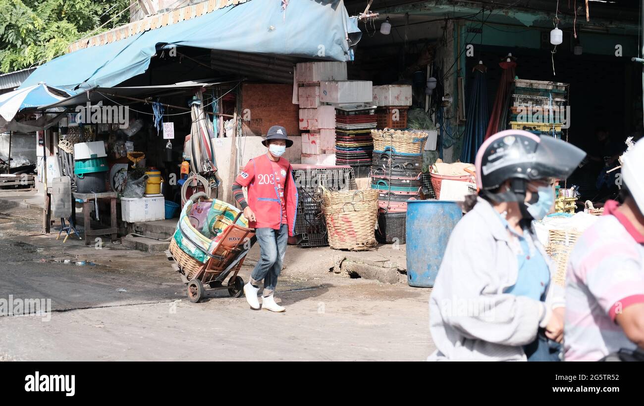 Klong Toey Market Wholesale Wet Market Bangkok Thailandia il più grande centro di distribuzione alimentare nel sud-est asiatico Foto Stock