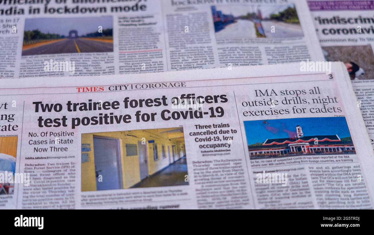 Dehradun, Uttarakhand India 28 giugno 2021. Coronavirus COVID-19 News Headline nel giornale dell'India. Titoli del mese Marzo, Aprile 2020. Filmati 4k di alta qualità Apple prores 422 60p. Foto Stock