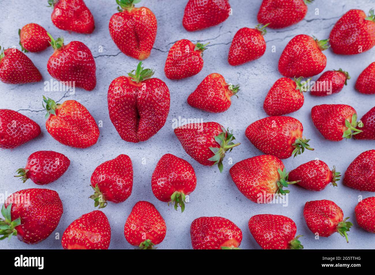 Sfondo di fragola. Fragole di frutti rossi. Raccolta estiva. Vista dall'alto con motivo a fragola. Foto Stock