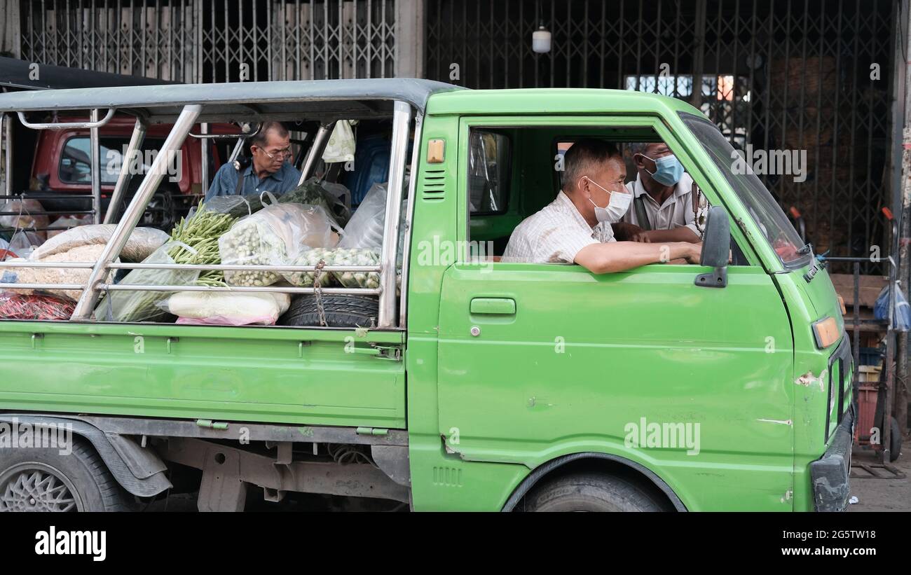 Little Green Truck Man Diiving Klong Toey Market Wholesale Wet Market Bangkok Thailandia più grande centro di distribuzione di cibo nel sud-est asiatico Foto Stock