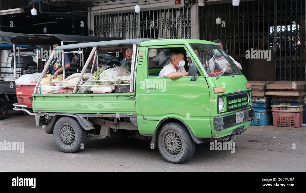 Little Green Truck Man Diiving Klong Toey Market Wholesale Wet Market Bangkok Thailandia più grande centro di distribuzione di cibo nel sud-est asiatico Foto Stock