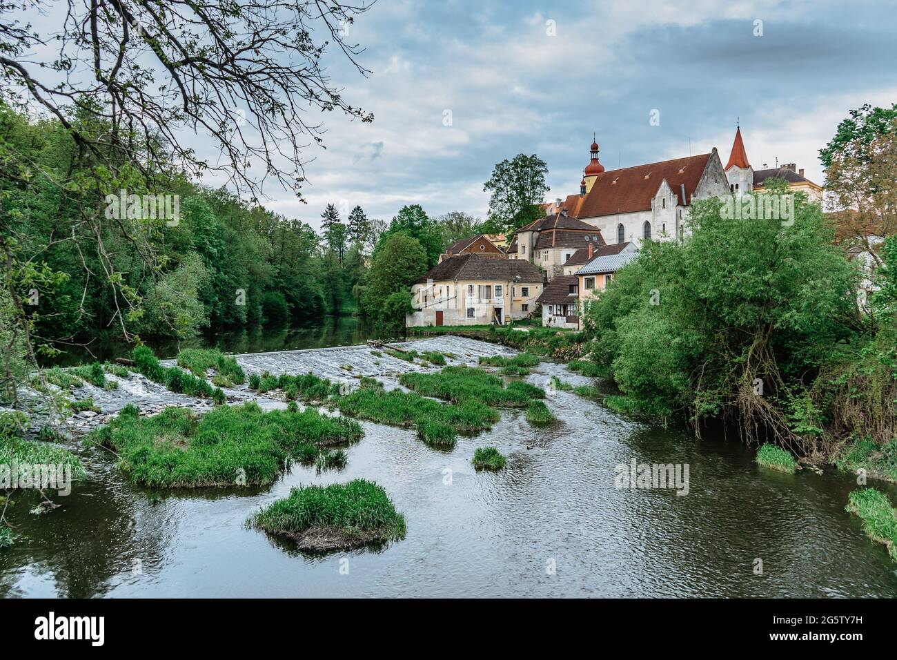 Vista di primavera del bellissimo castello, case sul lungomare e fiume Nezarka con straz nad Nezarkou, Boemia meridionale, Repubblica Ceca.Famous ceco Foto Stock