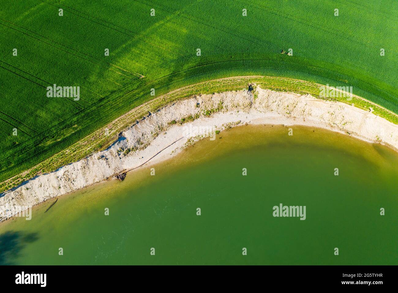 Vista aerea dell'erosione e delle ripide rive del fiume Drava, Croazia Foto Stock