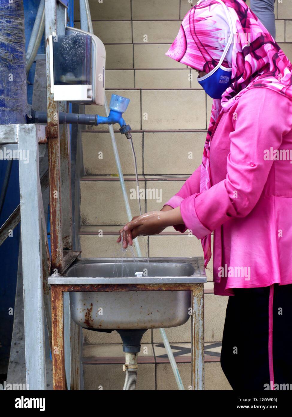 Lavare la mano e tenere la mano libera Foto Stock