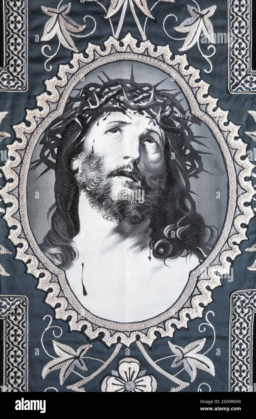 BRATISLAVA, SLOVACCHIA - 11 OTTOBRE 2014: Il volto di Gesù torturato - dettaglio da paramenti funeralmente cattolici nella chiesa di Santa Elisabetta dal 19. Foto Stock