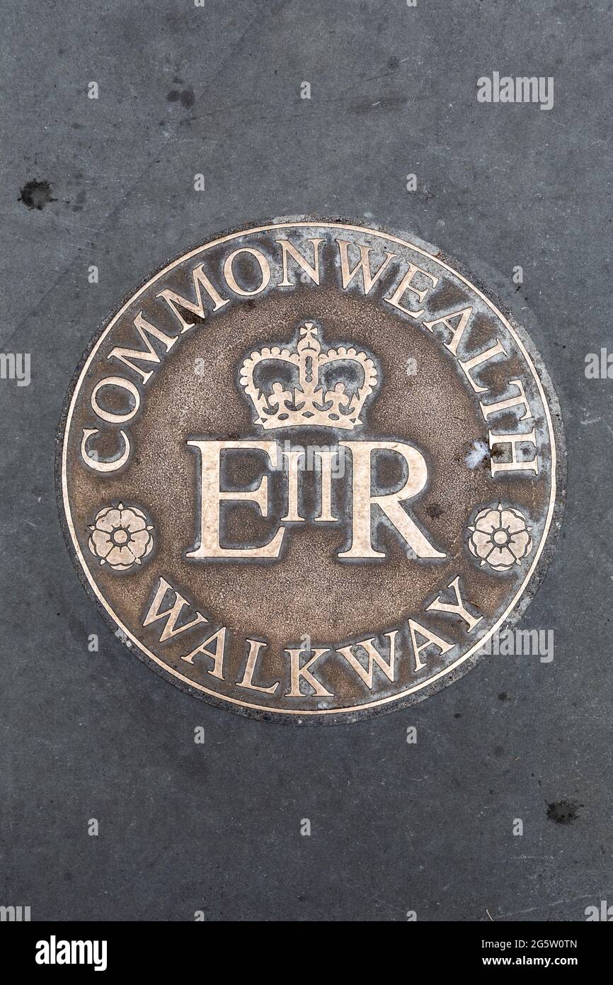 Targa per il London Commonwealth Walkway nel marciapiede sullo Strand, Londra, Regno Unito Foto Stock