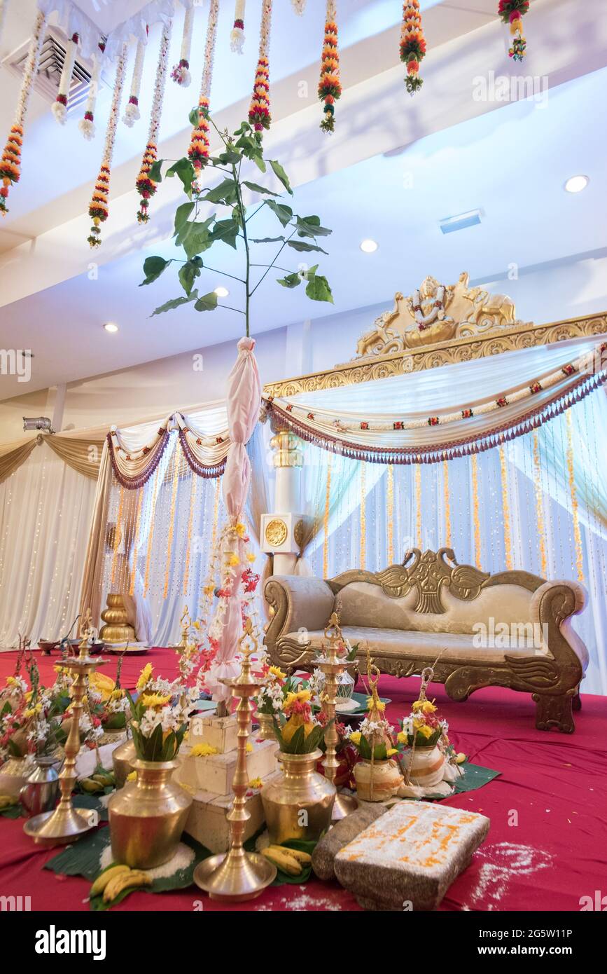Mandap/Manavarai in un matrimonio indù Ceylonese Foto Stock Mandap/Manavarai in un matrimonio indù Ceylonese Foto Stock