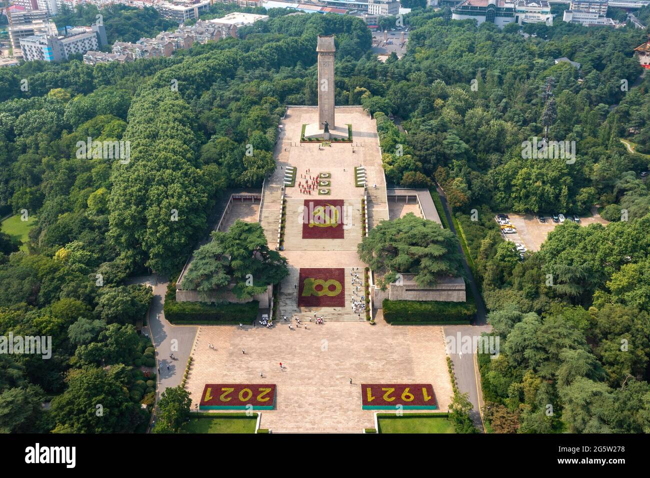 Nanjing, Nanjing, Cina. 30 giugno 2021. Il 29 giugno 2021, di fronte al Monumento dei Martiri nel Cimitero dei Martiri di Yuhuatai a Nanjing, un paesaggio fiorito a tema su larga scala composto da decine di migliaia di vasi di fiori è stato organizzato per celebrare il centesimo anniversario della fondazione del Partito Comunista Cinese. Credit: SIPA Asia/ZUMA Wire/Alamy Live News Foto Stock