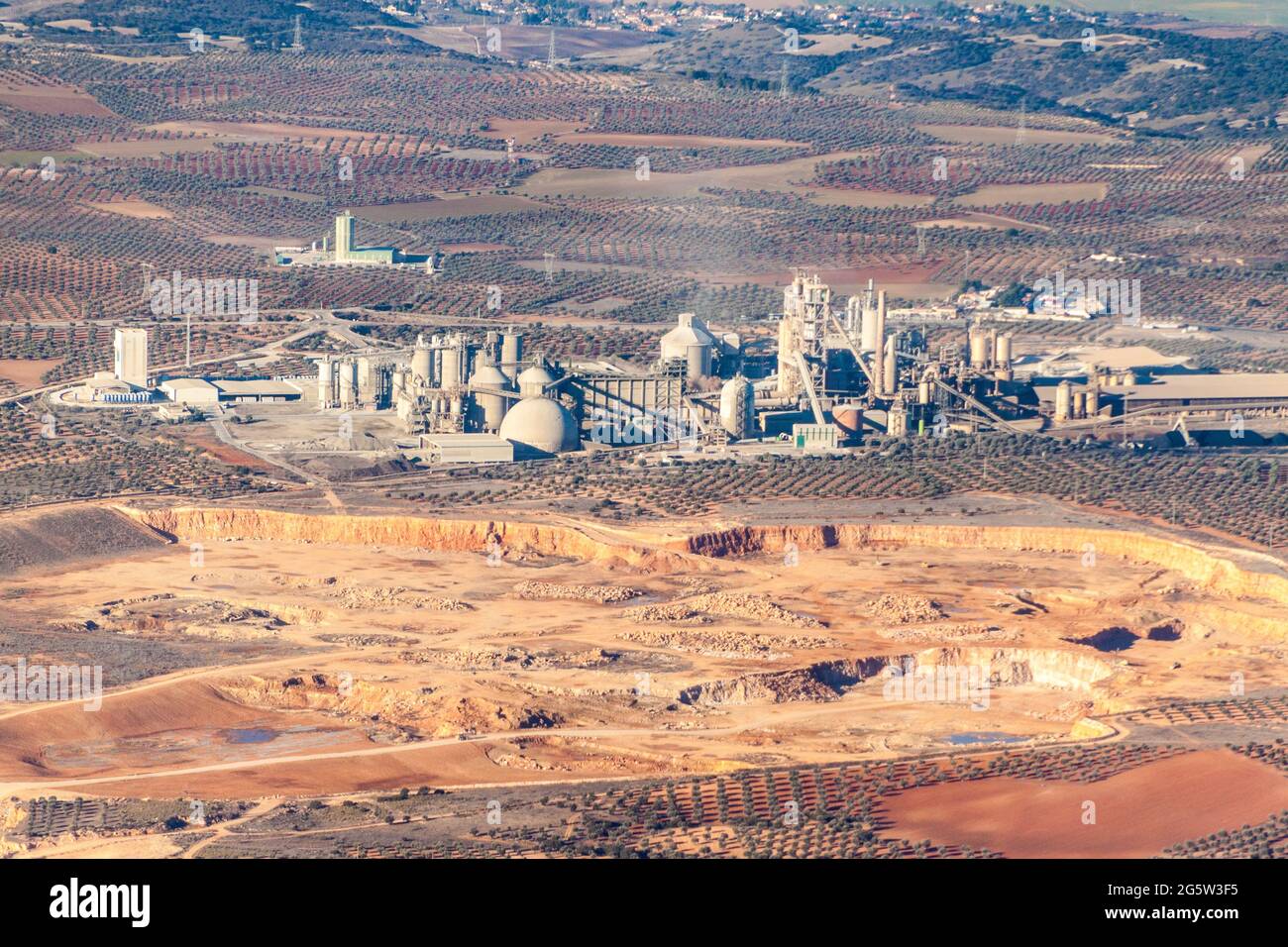 Vista aerea della fabbrica di cemento vicino alla città di Morata de Tajuna, Spagna Foto Stock