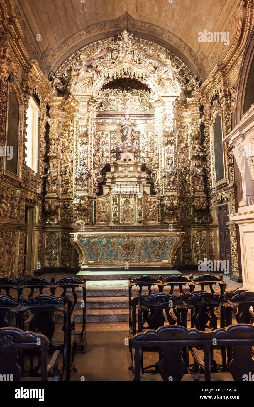 RIO DE JANEIRO, BRASILE - 28 GENNAIO 2015: Interno di una cappella nel convento di Santo Antonio a Rio de Janeiro. Foto Stock