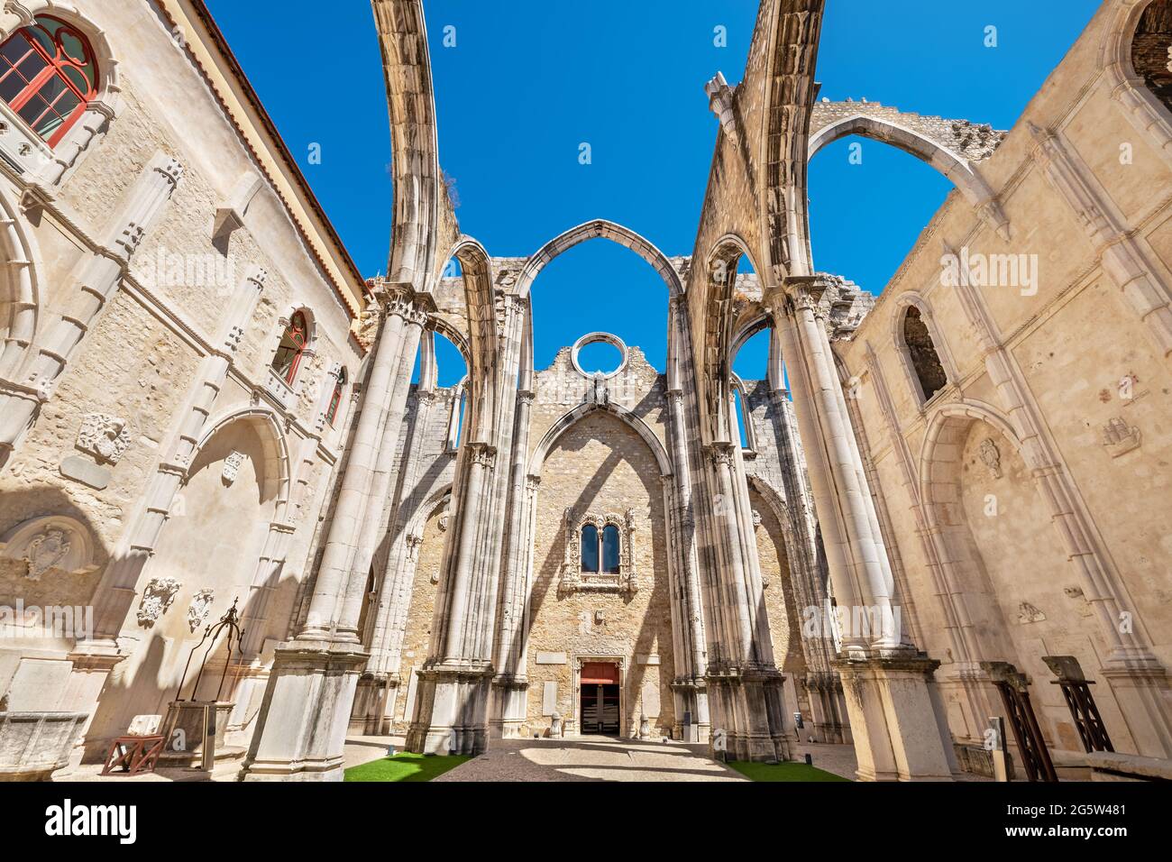 Navata principale e archi rovine del Convento di nostra Signora del Monte Carmelo. Lisbona, Portogallo Foto Stock