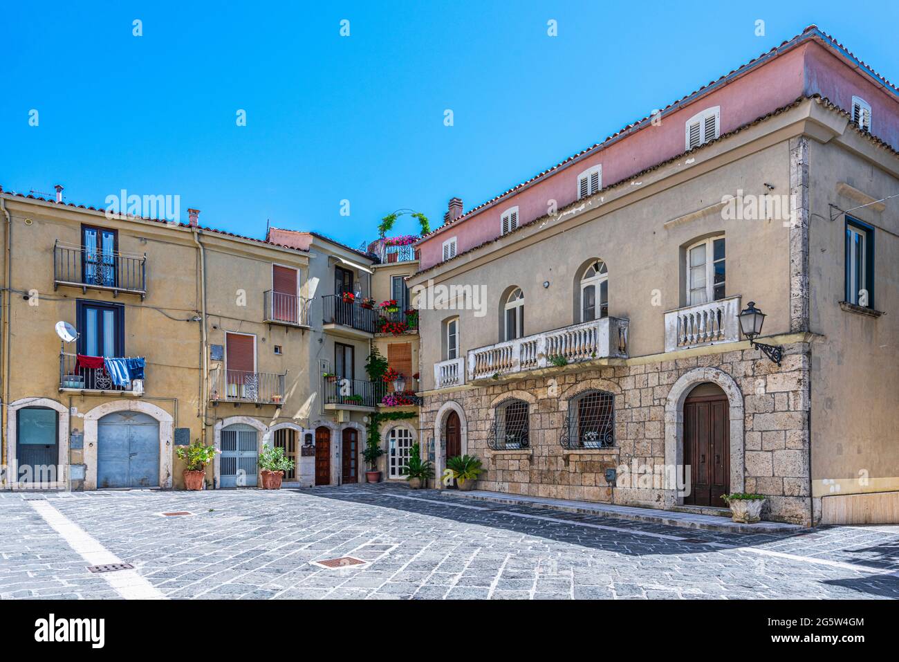 Caratteristica piazza nel centro storico di Isernia. Isernia, Molise, Italia, Europa Foto Stock