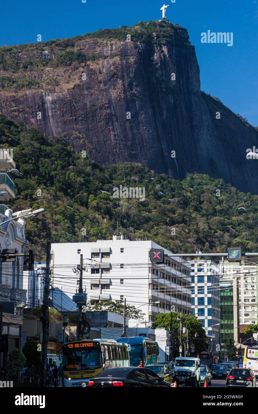 RIO DE JANEIRO, BRASILE - 29 GENNAIO 2015: Traffico stradale e statua del Cristo Redentore a Rio de Janeiro, Brasile Foto Stock