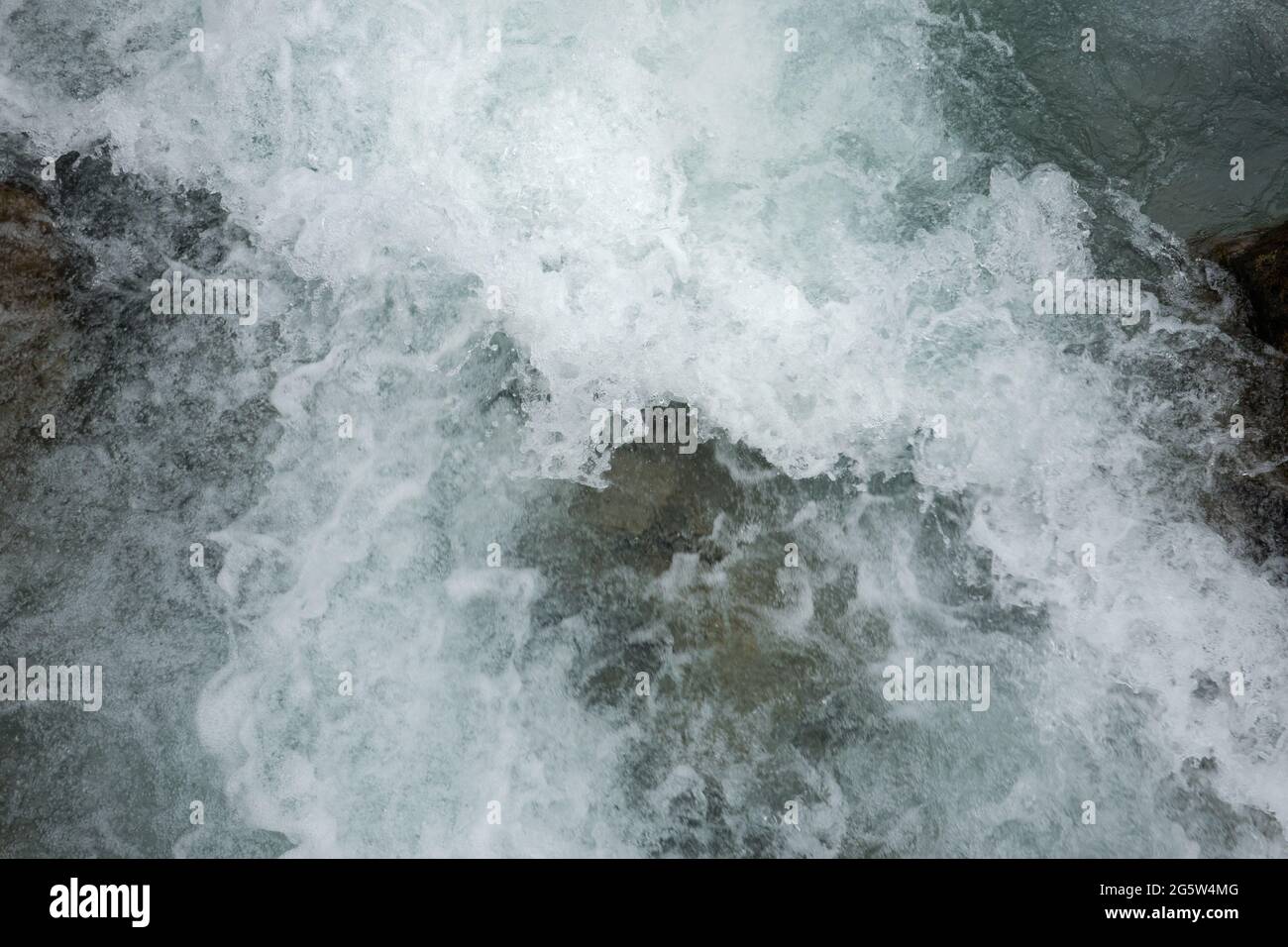 Acqua selvaggia che scorre in un torrente di montagna Foto Stock