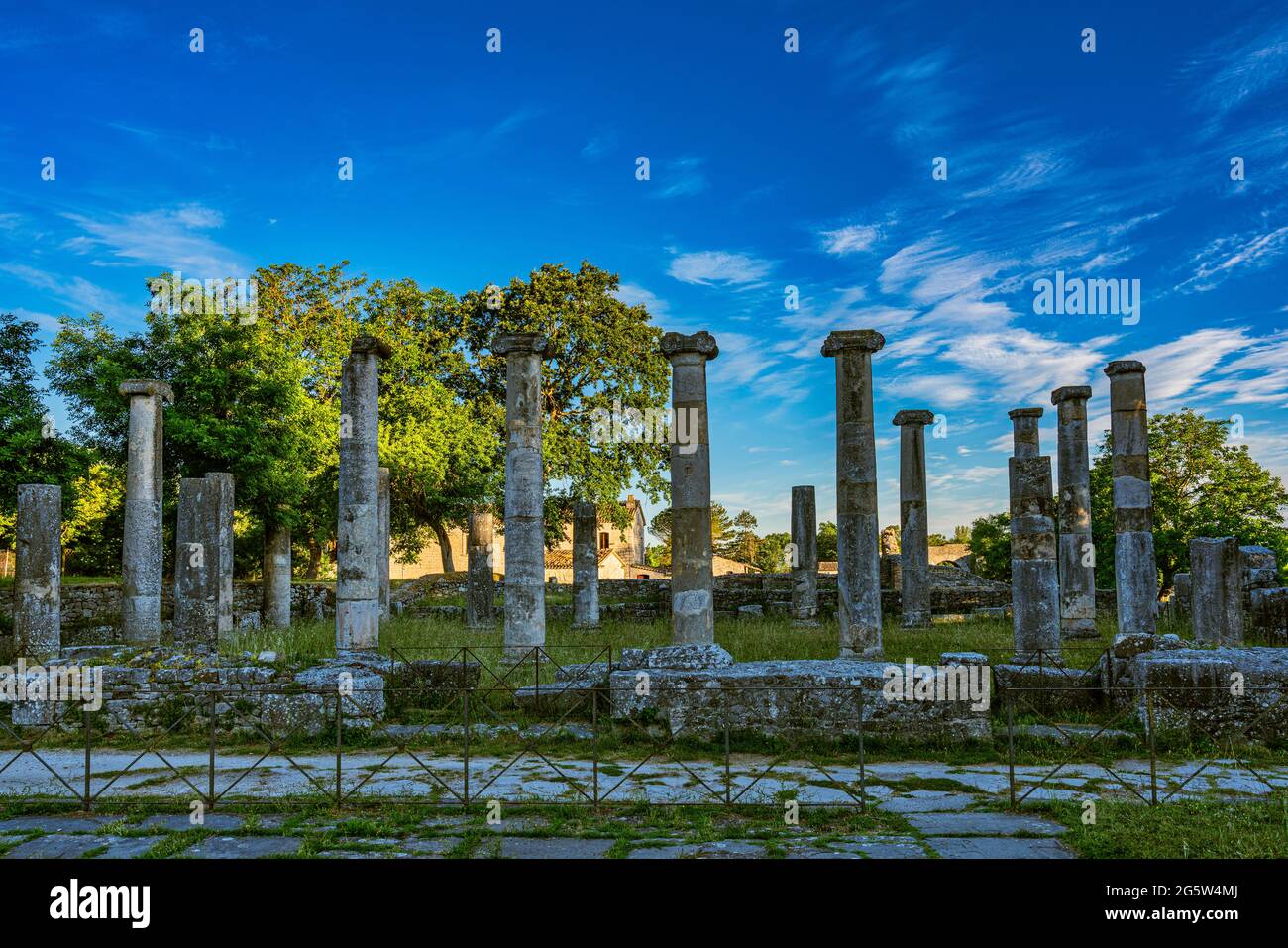 I resti della Basilica nell'antica città di Altilia, oggi Sepino in Molise, al tramonto nel Parco Archeologico di Sepino. Sechino, Molise Foto Stock