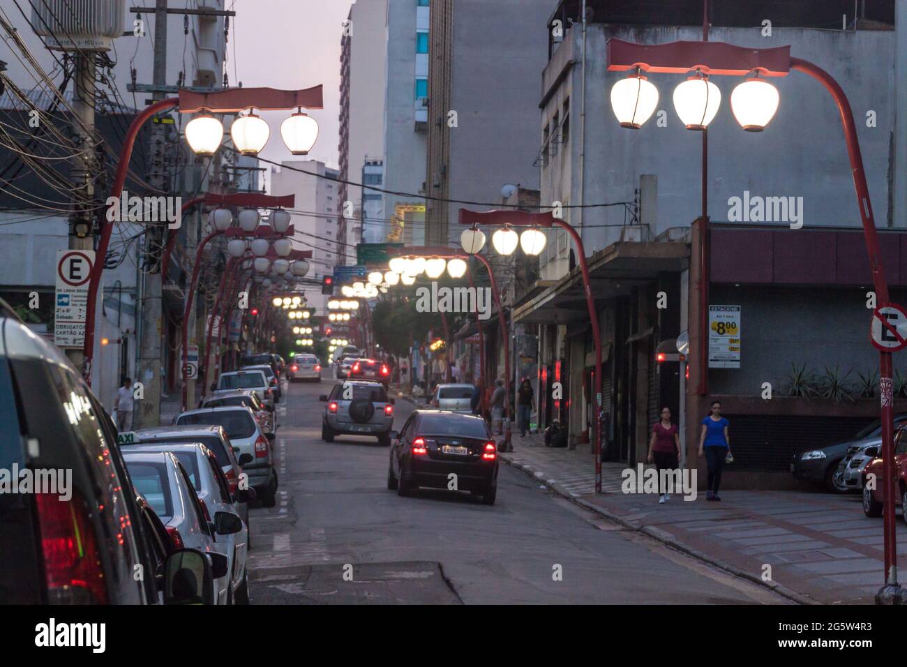 SAN PAOLO, BRASILE - 2 FEBBRAIO 2015: Vista serale di una strada a Chinatown di San Paolo, Brasile Foto Stock