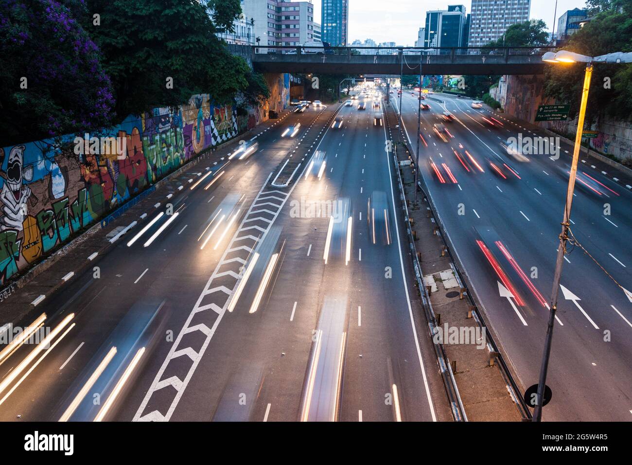 SAO PAULO, BRASILE - 2 FEBBRAIO 2015: Traffico su Corredor Norte-sul a Sao Paulo, Brasile Foto Stock