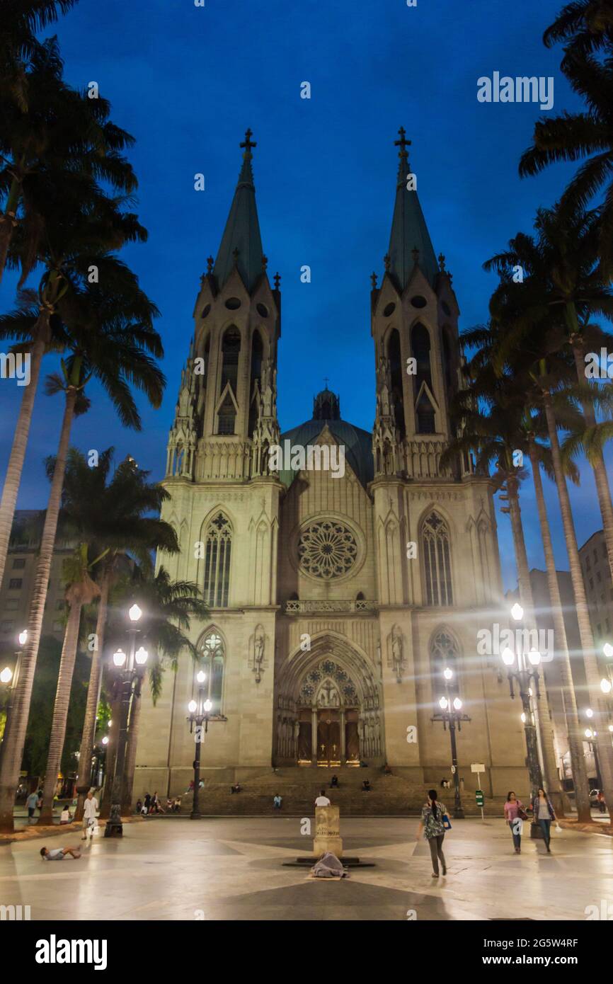 SAN PAOLO, BRASILE - 2 FEBBRAIO 2015: Vista serale della cattedrale di Catedral da se a San Paolo, Brasile Foto Stock