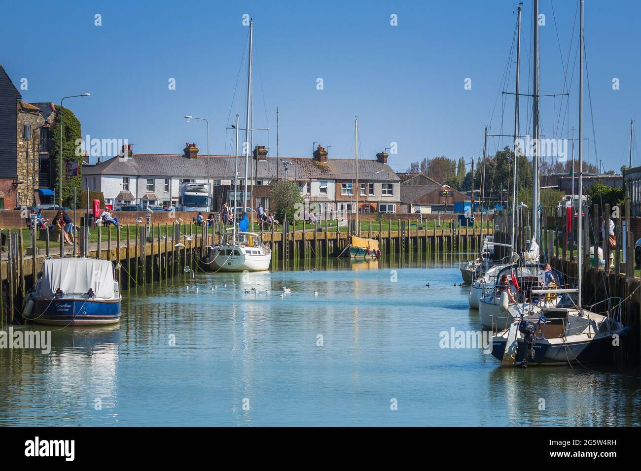 Fiume Rother a Rye con barche a vela e persone che godono di una giornata di sole. Foto Stock