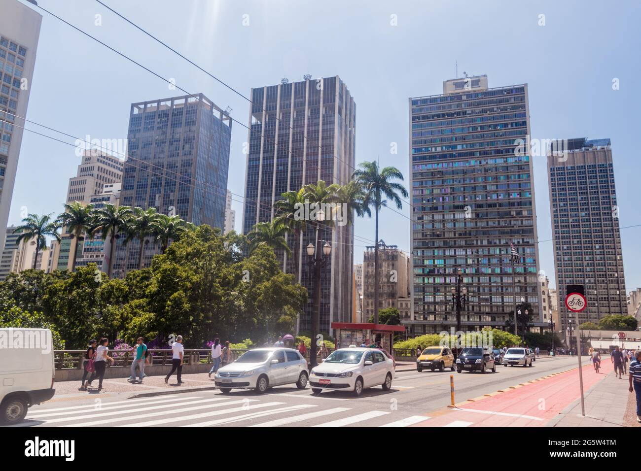 SAN PAOLO, BRASILE - 3 FEBBRAIO 2015: Edifici moderni sulla piazza Ramos de Azevedo a San Paolo, Brasile Foto Stock