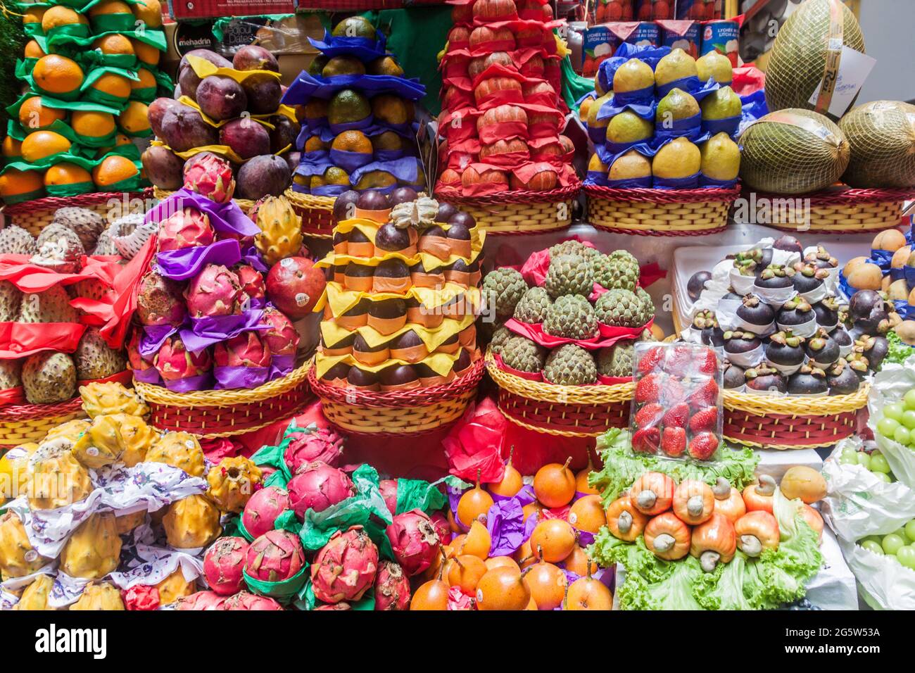 Frutta accatastata in una bancarella nel mercato municipale di Mercado a Sao Paulo, Brasile Foto Stock