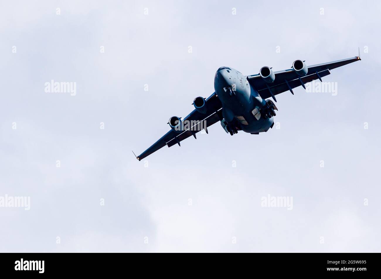 RAF C17 su un volo di allenamento durante il giorno con cielo blu chiaro. Spazio per la copia Foto Stock