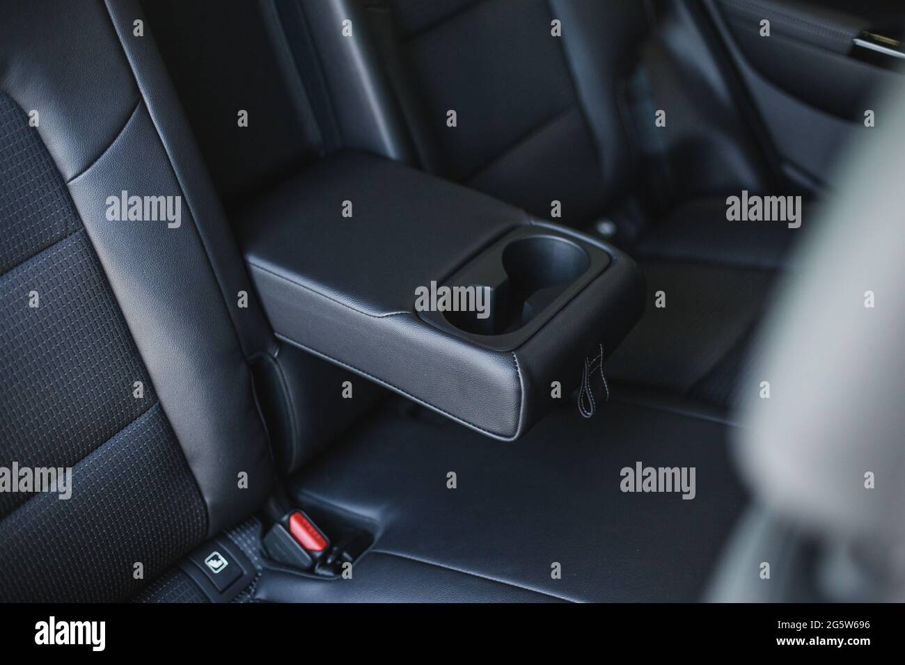 portabicchieri auto tra i sedili posteriori, vista ravvicinata, interni di  auto di lusso Foto stock - Alamy