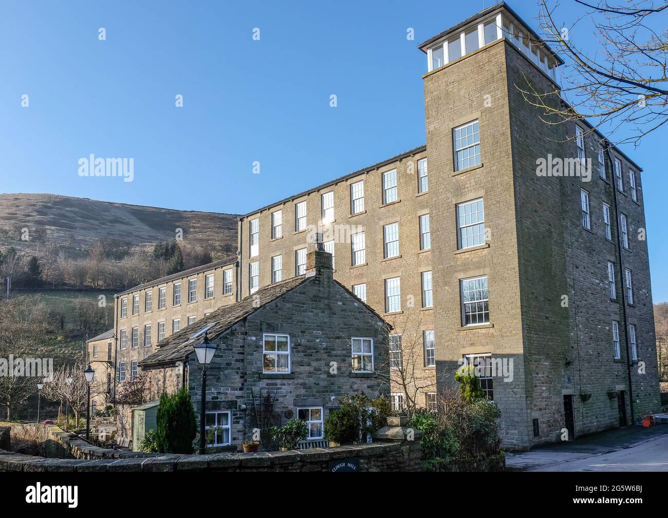 Un vecchio mulino in una posizione di campagna vicino a Glossop, Derbyshire e ora convertito in appartamenti. Foto Stock