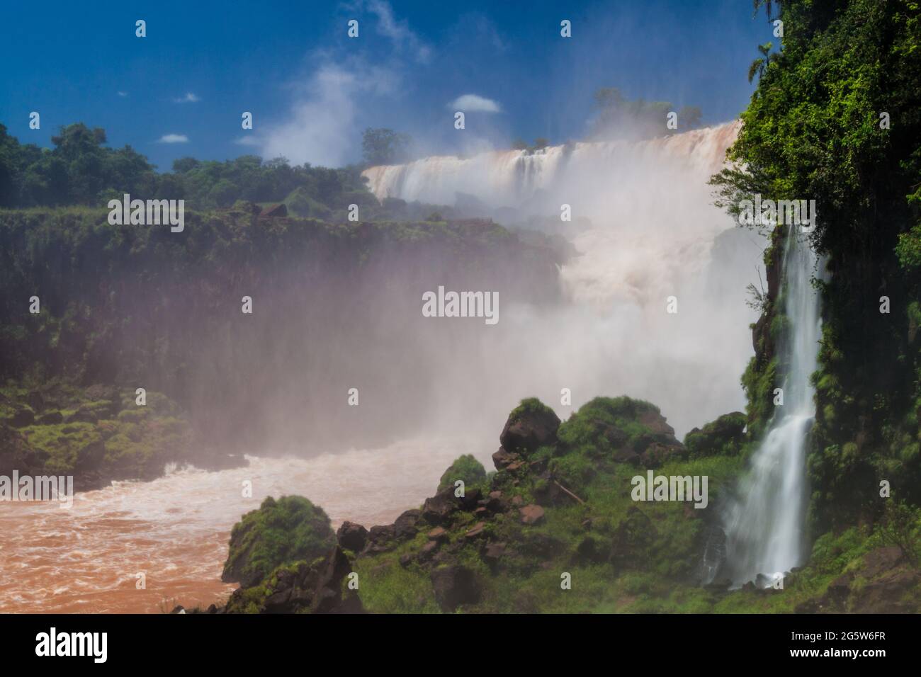 Iguacu (Iguazu) cade su un confine tra Brasile e Argentina Foto Stock