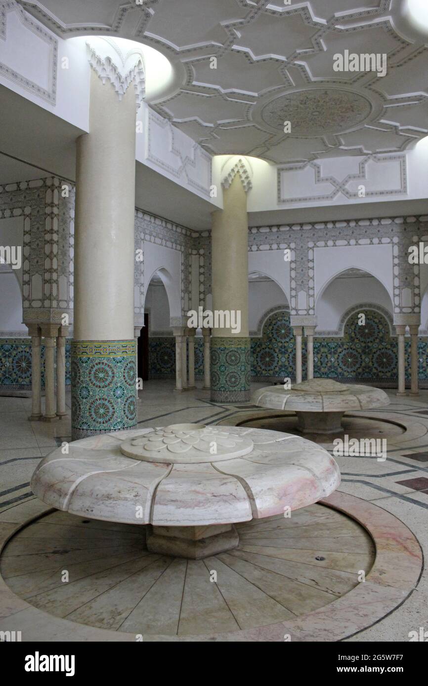Il wudu wash room per le abluzioni della Grande Moschea di Hassan II, Casablanca, Marocco Foto Stock
