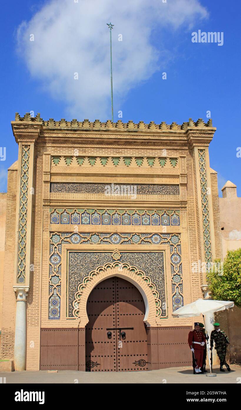 Porta al Palazzo reale, Meknes, Marocco Foto Stock