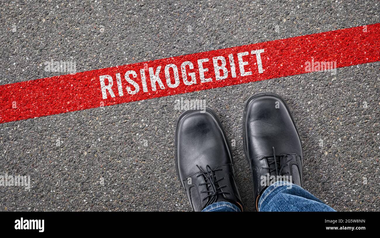 Linea rossa su asfalto - area a rischio in tedesco - Risikogebiet Foto Stock