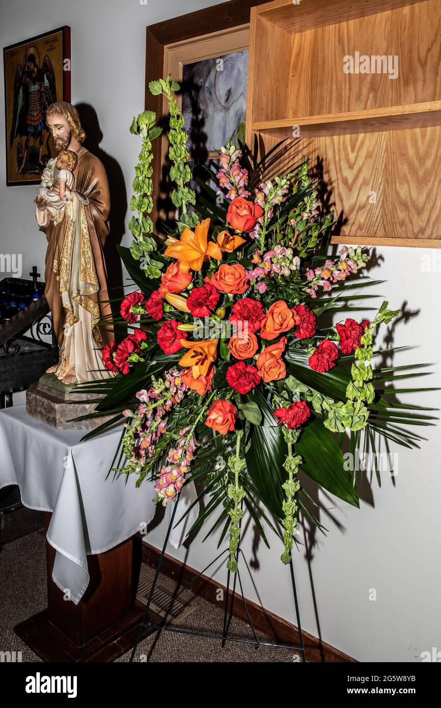 Splendida disposizione floreale autunnale alla chiesa cattolica di St. Joseph a Taylors Falls, Minnesota. Foto Stock