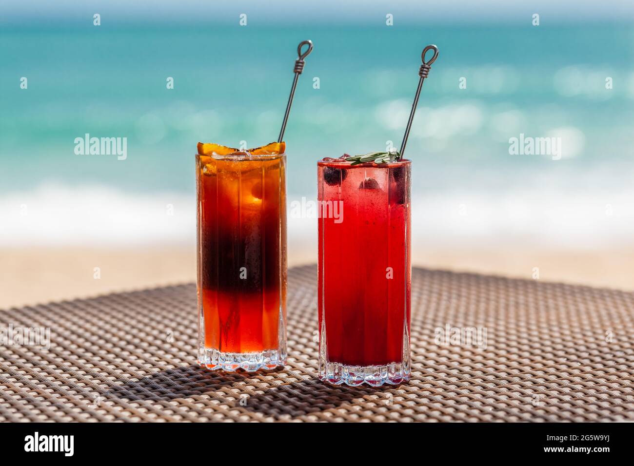 Cocktail esotici e colorati sul tavolo a Sea Shore, concetto di Vacanze estive Foto Stock