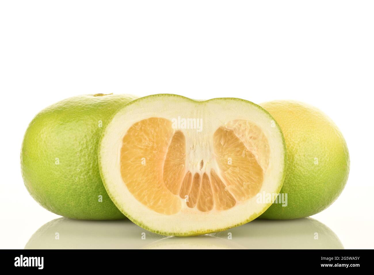 Metà e due interi dolcetti di agrume organico succoso, primo piano, isolati su bianco. Foto Stock