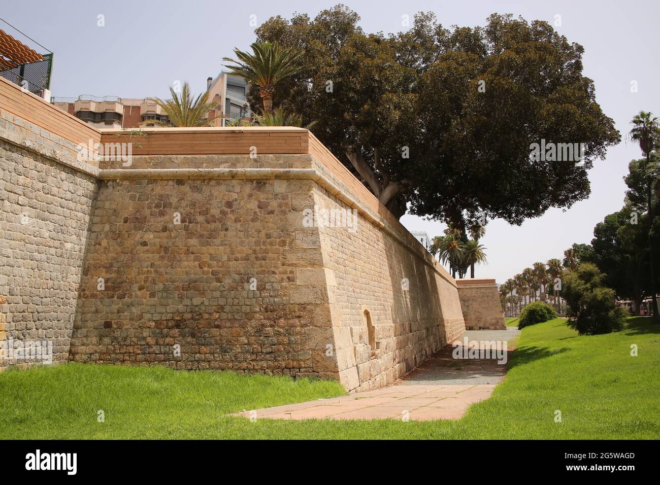 Mura storiche della vecchia fortificazione della città, Cartagena, Murcia, Spagna. Il centro storico è circondato da 11 chilometri di mura difensive. Foto Stock