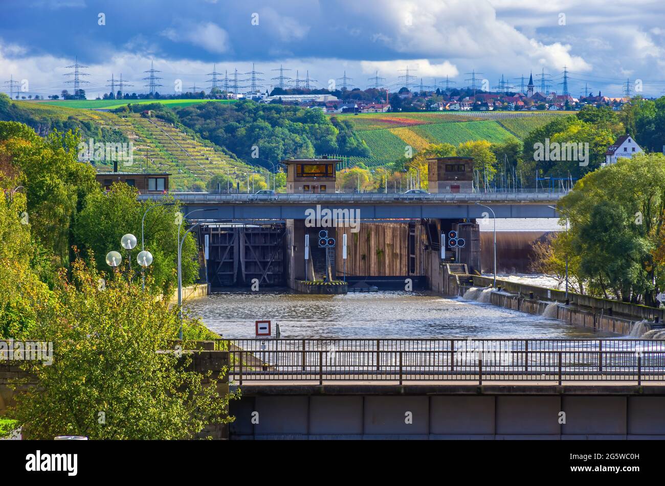Lauffen am Neckar, Baden-Württemberg, Germania: Fiume Neckar con vista a valle del blocco della diga di Lauffen in un'atmosfera di tempesta. Foto Stock