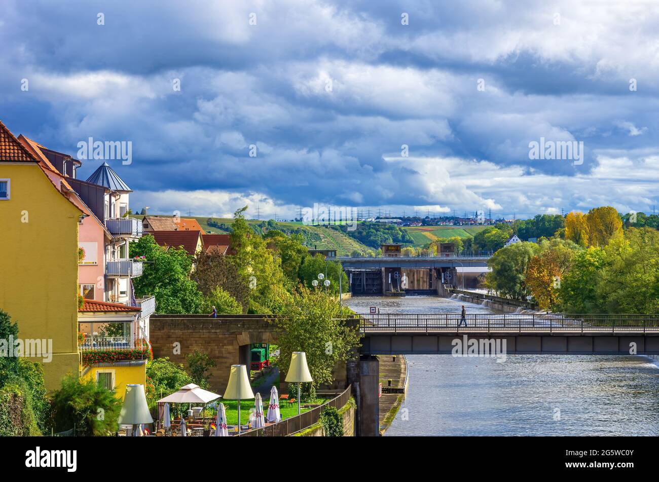 Lauffen am Neckar, Baden-Württemberg, Germania: Fiume Neckar con vista a valle del blocco della diga di Lauffen in un'atmosfera di tempesta. Foto Stock