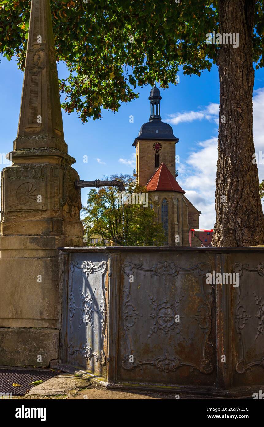 Lauffen am Neckar, Baden-Württemberg, Germania: Fontana storica con obelisco nel cortile medievale di Grafenburg e l'odierno municipio. Foto Stock
