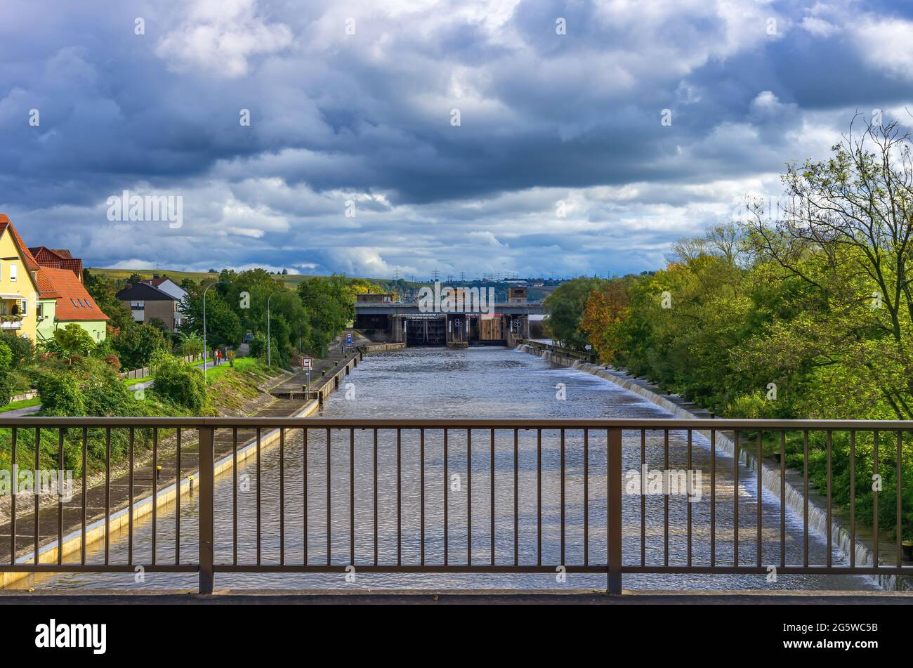 Lauffen am Neckar, Baden-Württemberg, Germania: Fiume Neckar con vista a valle del blocco della diga di Lauffen in un'atmosfera di tempesta. Foto Stock