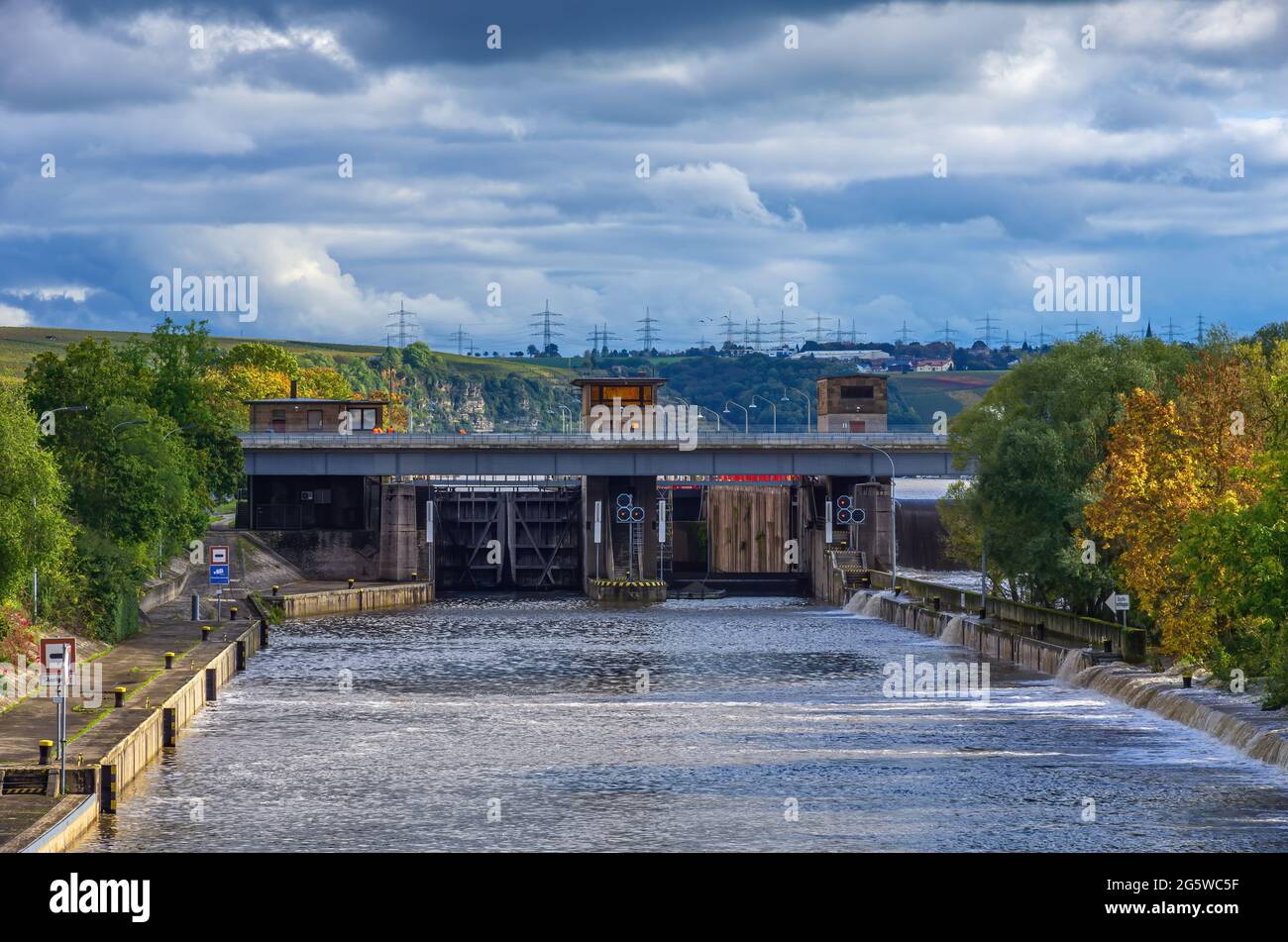 Lauffen am Neckar, Baden-Württemberg, Germania: Fiume Neckar con vista a valle del blocco della diga di Lauffen in un'atmosfera di tempesta. Foto Stock