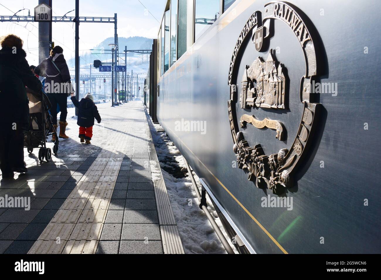 SVIZZERA. CANTONE DI BERNA. IL TRENO MONTREUX OBERLAND BERNOIS (MOB) STILE 'BELLE EPOQUE' ALLA STAZIONE FERROVIARIA DI INTERLAKEN. Foto Stock