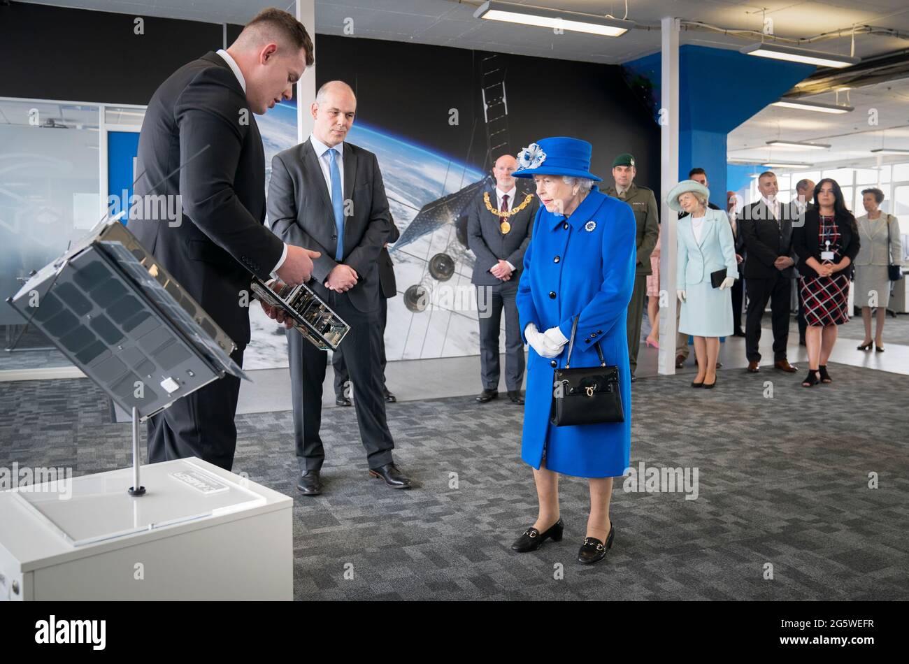 La regina Elisabetta II, che è stata accompagnata dalla principessa reale, viene mostrata alcune delle nanotecnologie satellitari durante una visita a Skypark, Glasgow, per ricevere un briefing dalla UK Space Agency e visualizzare la produzione satellitare, come parte del suo viaggio tradizionale in Scozia per Holyrood Week. Data immagine: Mercoledì 30 giugno 2021. Foto Stock