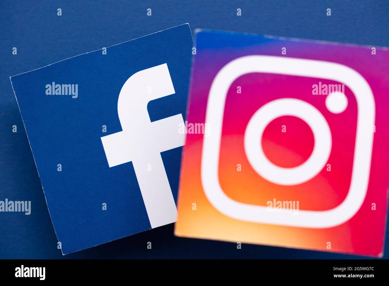 LONDRA, UK - Giugno 2021: I loghi Facebook e Instagrm stampati su carta Foto Stock